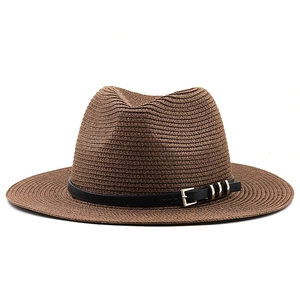 Chapeau de paille marron foncé avec ruban en cuir noir et boucle en métal dorée