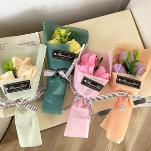 Vierer-Set Seifenrosen-Sträuße in verschiedenen Farben mit je drei Blumen und Schleife