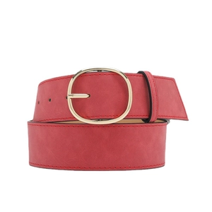 Ceinture large en cuir rouge pour femme avec boucle ovale dorée et coutures fines