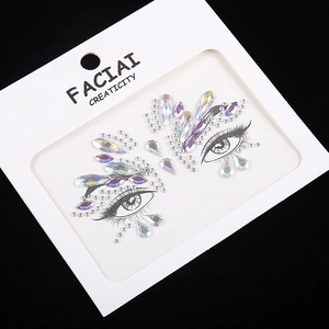 Detail von bunten Wassertropfen und lila Diamant Gesicht-Strasssteinen für kreatives Makeup