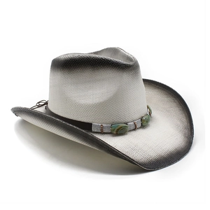 Détail du chapeau de cowboy blanc avec bord dégradé noir et bande de turquoise