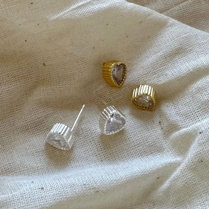 Minimalist 925 silver heart stud earrings with sparkling zircon in gold and silver finish