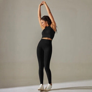Detail von High-Waist Yoga-Set mit geripptem Strick und atmungsaktivem Racerback Sport-BH