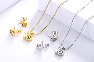 Details von Schnecken-Halskette und Ohrsteckern in Gold und Silber als Schmuckset