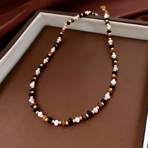 Collier de perles rétro en œil de tigre avec accents dorés dans un écrin élégant