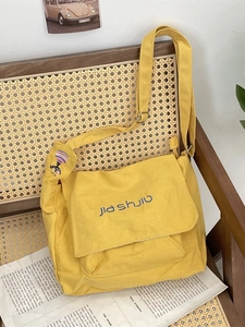 Gelbe Canvas-Umhängetasche mit blauer Stickerei und Heißluftballon-Patch auf Vintage-Stuhl