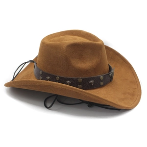 Détail du chapeau de cowboy en daim avec boucle tête de taureau et sangle en cuir