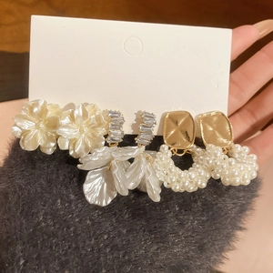 Dettaglio set orecchini con fiori di perle e strass eleganti con accenti dorati