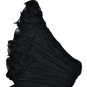 Détail du tissu en maille noire plissée et des volants floraux 3D sur la robe
