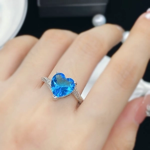 Anillo de plata con corazón de topacio azul y piedras laterales brillantes para mujer