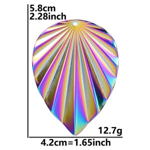 Dimensioni del ciondolo a ventaglio in acciaio arcobaleno: altezza 5,8 cm e larghezza 4,2 cm