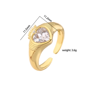 Detail of gold heart zircon ring with dimensions 11.5mm x 11.2mm and 3.6g weight