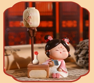 Détail d'une figurine de fille Tang traditionnelle lisant avec lanterne et vase décoratif
