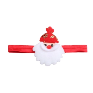 Detail eines roten elastischen Weihnachts-Stirnbands mit Plüsch-Weihnachtsmann und Schneeflocken