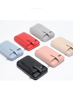 Dettaglio delle borse a tracolla per cellulare in pelle PU in vari colori con zip