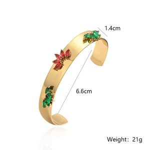 Detail shot of 18K gold plated cuff with size labels 1.4cm width and 6.6cm inner diameter