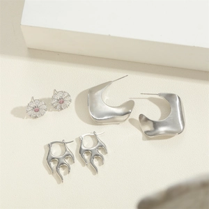 Chic silver jewelry set with baroque pearl, daisy studs, and geometric metal earrings