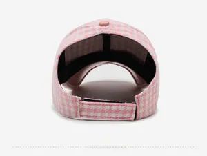 Vue arrière casquette pied-de-poule rose avec fermeture velcro réglable et bouton