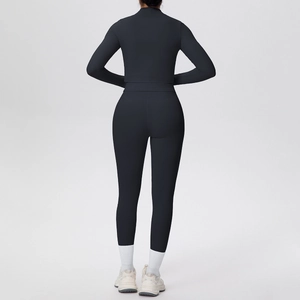 Completo nero da yoga con giacca a maniche lunghe e leggings aderenti vista posteriore