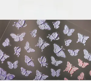 Détail des stickers d'ongles papillon 5D gaufrés avec finition nacrée rose et violette