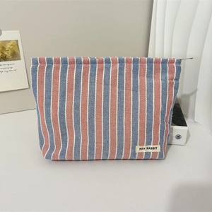 Borsa cosmetica in tela a righe con cerniera nei colori rosso, blu e bianco