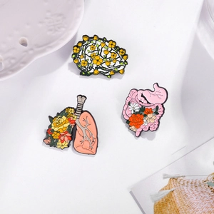 Set di spille in smalto con organi floreali tra cui cervello polmone e stomaco
