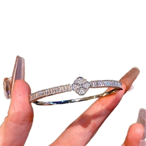 Silver clover bangle with zircon pavé and floral design for women in polished finish