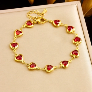 Bracelet élégant en chaîne dorée avec cristaux rouges en cœur sur tissu de soie