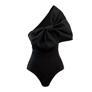 Détail d'un maillot de bain une pièce noir asymétrique avec un grand nœud décoratif