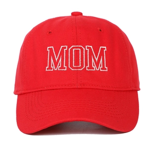 Détail de la broderie MOM sur une casquette de baseball vintage en coton rouge