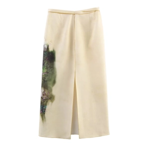 Jupe midi en satin blanc cassé avec imprimé floral à l'encre et fente frontale
