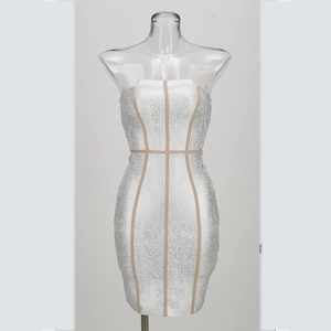 Robe bandage argentée pailletée avec lignes verticales beiges et design bustier chic