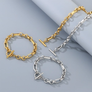Dettaglio di collane e bracciali con chiusura OT in acciaio inossidabile oro e argento