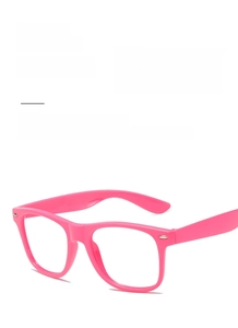 Detail der glänzenden rosa quadratischen Brille im leichten Morandi-Farbdesign