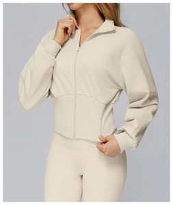 Detail der cremefarbenen Sportjacke mit geripptem Saum und weichem Strickgewebe für Damen