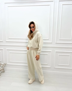 Dettaglio del set felpa oversize crema e pantaloni a gamba larga in morbido tessuto jersey