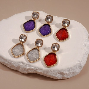 Orecchini geometrici retrò in resina con cristalli nei colori viola rosso e grigio