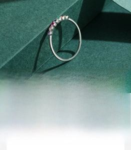Vue détaillée de la bague arc-en-ciel en argent 925 avec zircons 5A sertis à la main