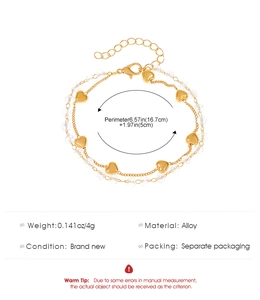 Detalle de pulsera de doble capa con corazones dorados, cuentas transparentes y medidas