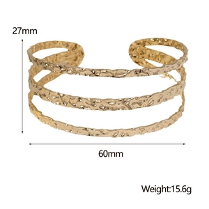 Bracciale rigido dorato martellato a tre file, dimensioni altezza 27mm e larghezza 60mm