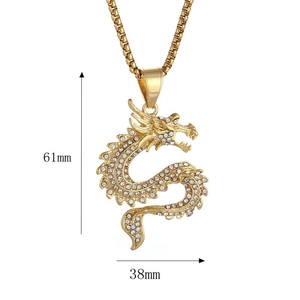 Vergoldete Drachen-Halskette mit funkelnden Strasssteinen in der Größe 61mm mal 38mm