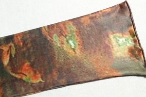 Détail macro de l'imprimé tie-dye rétro et de la maille sur cette robe vintage élégante