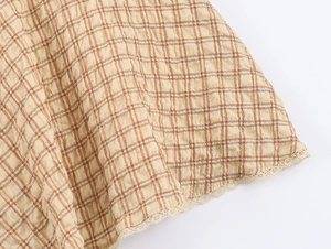 Macro de tissu à carreaux jaunes avec bordure en dentelle beige et texture naturelle