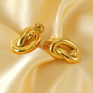 Boucles d'oreilles ovales irrégulières en acier titane plaqué or 18 carats sur soie