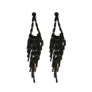 Boucles d'oreilles pendantes géométriques noires avec longs glands perlés et clous vintage