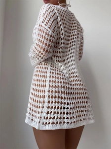 Détail de la texture ajourée en crochet blanc et du cordon au dos du cache-maillot de plage