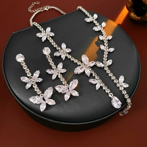 Parure collier et boucles d'oreilles papillon en zircon sur support d'exposition noir