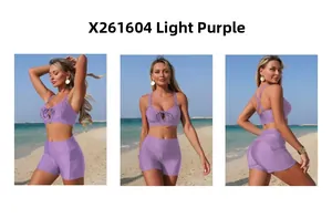 Tre viste del bikini lilla due pezzi con lacci frontali e pantaloncini a vita alta