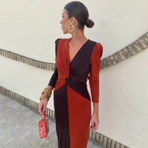 Schmales Color-Block-Kleid in Dunkelbraun und Orange mit Knotendetail und Beinschlitz