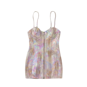 Mini-robe en jean irisé avec fermeture éclair métallique et coupe ajustée à bretelles